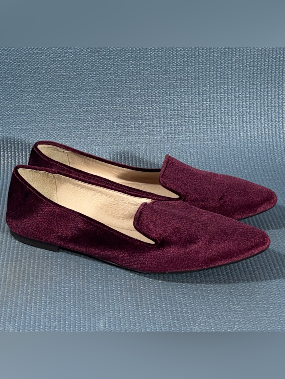 Gianni Bini Cranberry Slip On Pointed Toe Velvet Flats Women’s Shoe Size 7